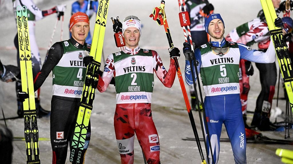 Ilkka Herola (oik.) aloitti maailmancup-kauden palkintokorokesijalla. Itävallan Johannes Lamparter voitti ja Saksan Julian Schmid oli toinen.