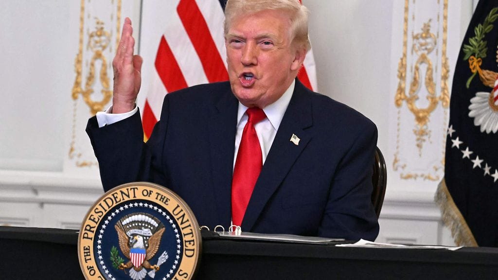 Trump kirjoittaa sosiaalisessa mediassa peruvansa lähes kaikki Biden määräykset.