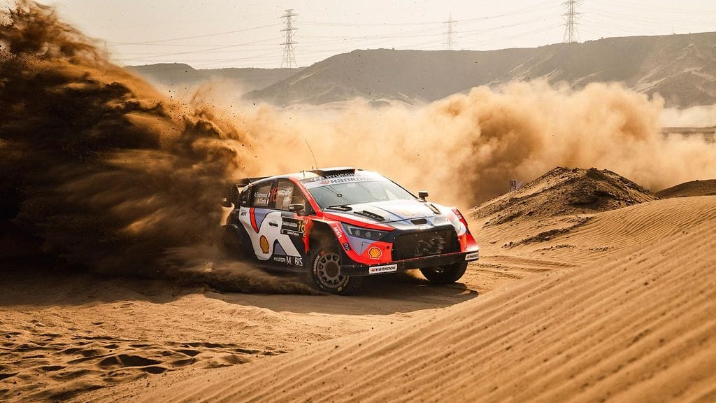 Hyundain Adrien Fourmaux vauhdissa viime vuonna ensimmäistä kertaa ajetussa Saudi-Arabian MM-rallissa.