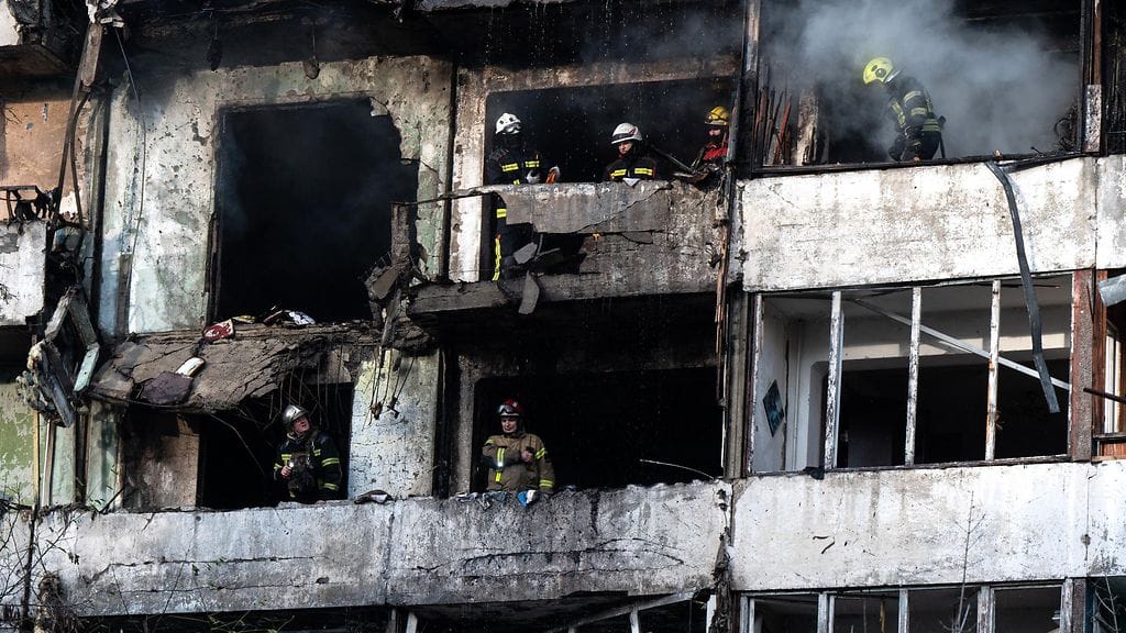 Kuvassa Venäjän iskun aikaansaamat tuhot Kiovassa 25. marraskuuta.