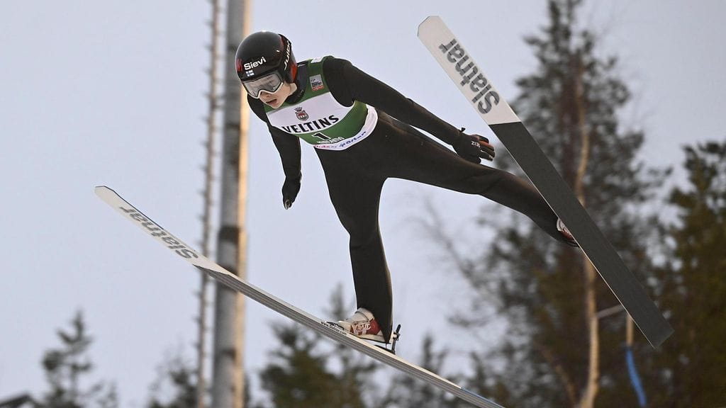 Eemeli Kurttila ehti hypätä yhdistetyn mäkiosuudella lauantaina Rukalla ennen sen peruuttamista kovan tuulen takia lauantaina Rukalla.