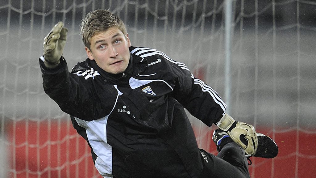 Jukka Lehtovaara lämmittelemässä maajoukkueen kanssa syksyllä 2010.