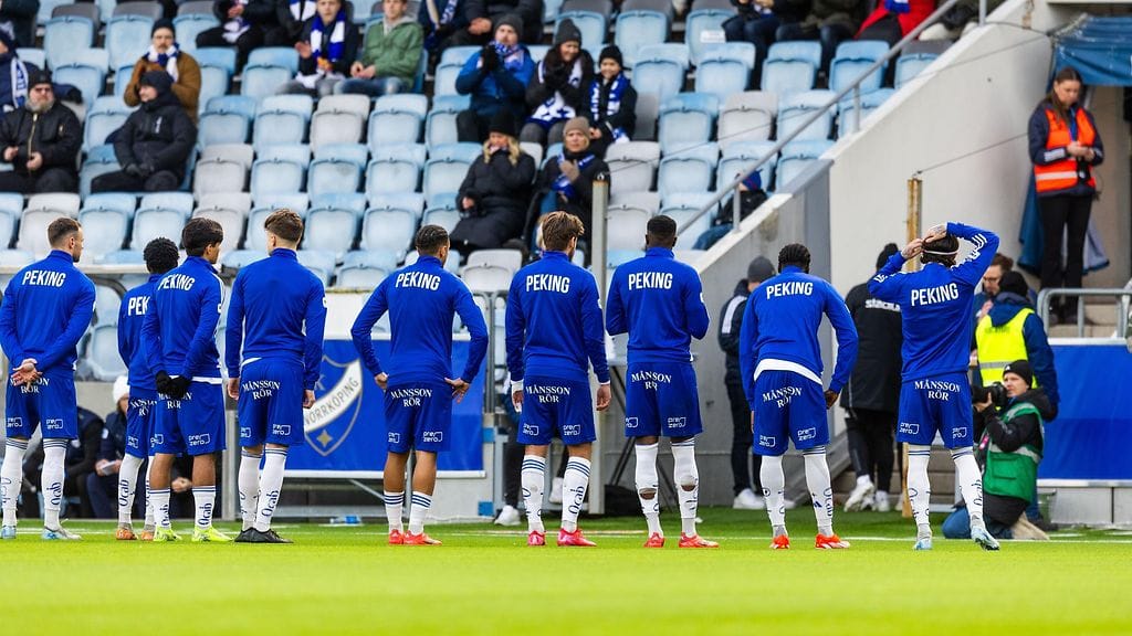 IFK Norrköpingin kannattajat sytyttivät soihduillaan tekonurmen tuleen. Kuvituskuva.