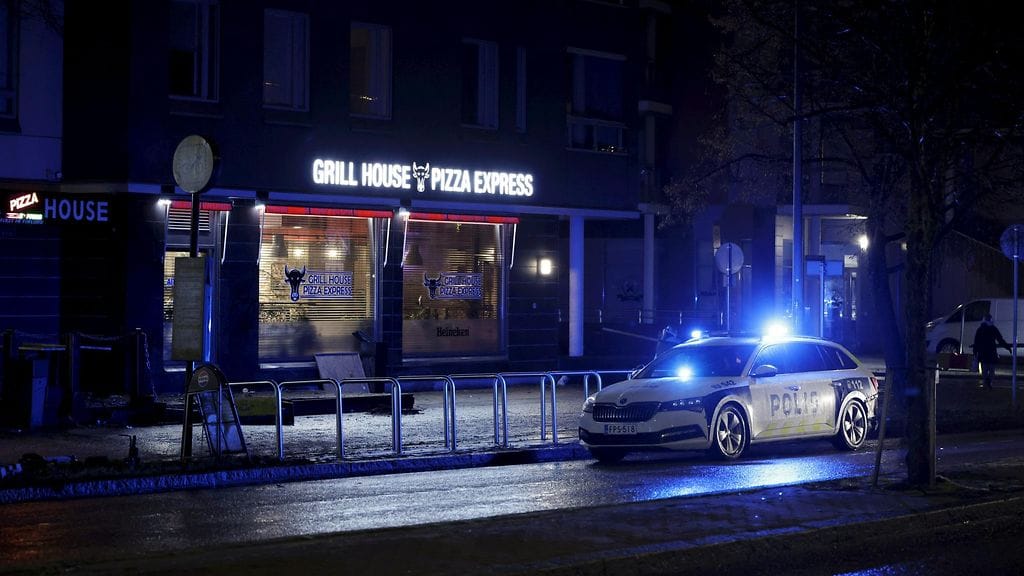 LK 30.11.25 Vantaan kuolonkolari, Tikkurila, Grill house and Pizza Express -ravintola (2)