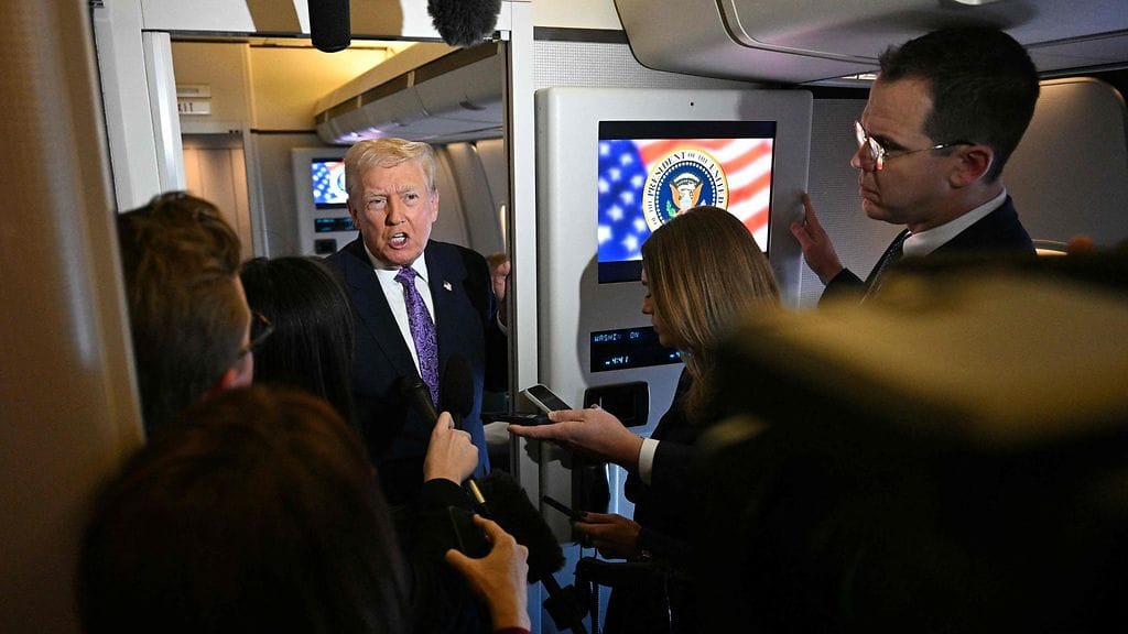 Donald Trump puhui toimittajille Air Force Onen kyydissä 30. marraskuuta.