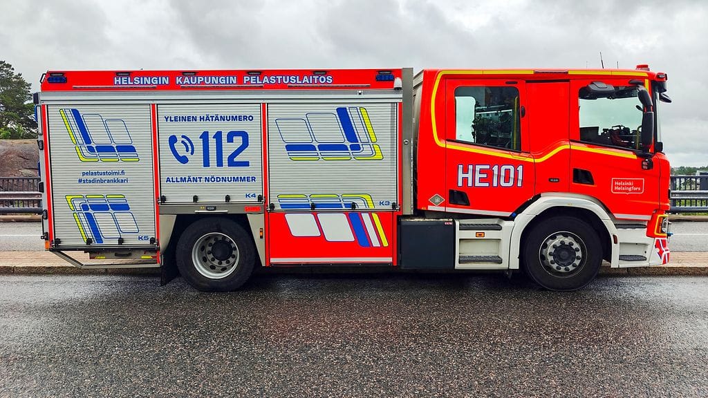 Autopalosta syntyneet savukaasut aiheuttivat kaupassa palohälytyksen. Kuvituskuva.