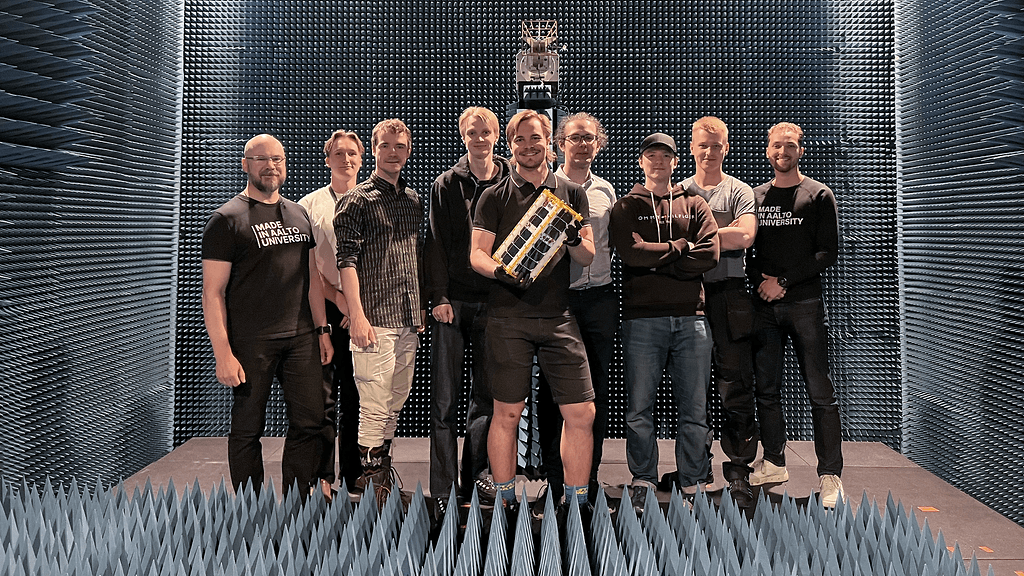 Kuvassa vasemmalta: professori Jaan Praks, Kasper Skog, Markus Hiltunen, Klaus Kivirikko, Topi Räty, Marius Anger, Bruce Clayhills, Tatu Haakana sekä Ville Lundén.