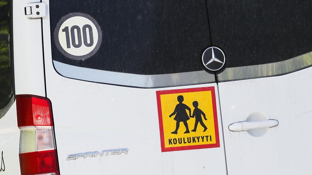 Ensitietojen perusteella koulubussin matkustajista kukaan ei loukkaantunut vakavasti. Kuvituskuva.