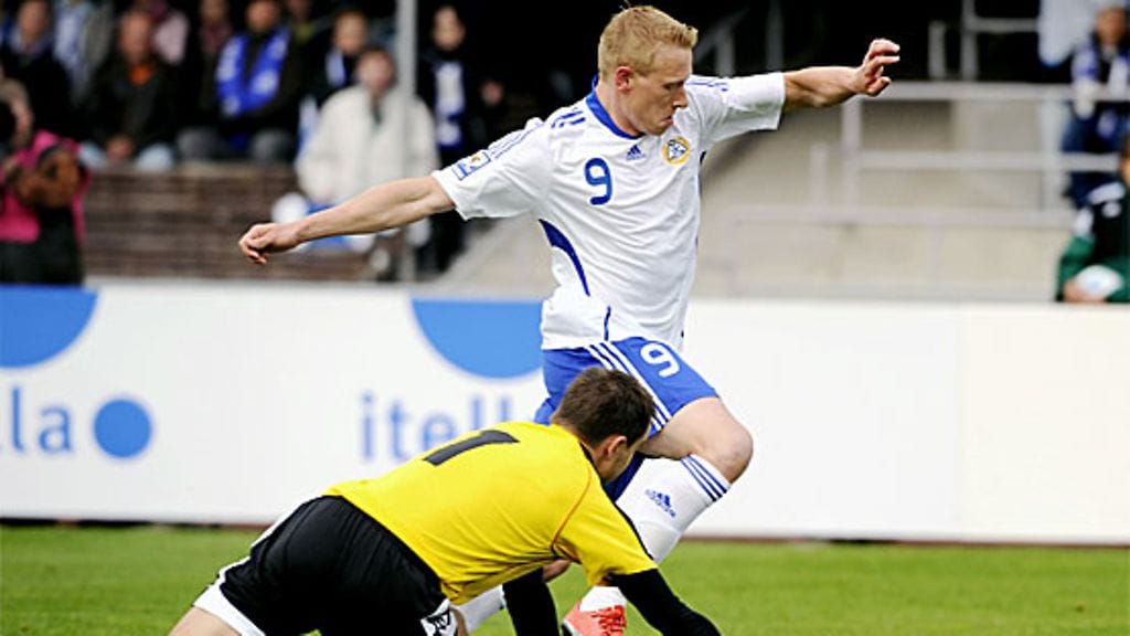 Mikael Forssell ohittaa Peter Jehleä. Kuva: Roni Rekomaa/LEHTIKUVA.