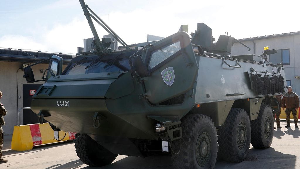 Kuvassa 94 Patria 6x6 -ajoneuvo.