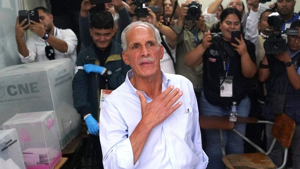 Hondurasissa oikeistolainen Nasry Asfura johti maanantaina presidentinvaaleja, kun äänistä oli laskettuna noin puolet.