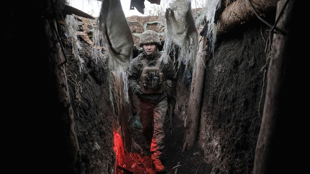 Ukrainalainen sotilas Donetskin alueella lokakuussa. Kuvituskuva.