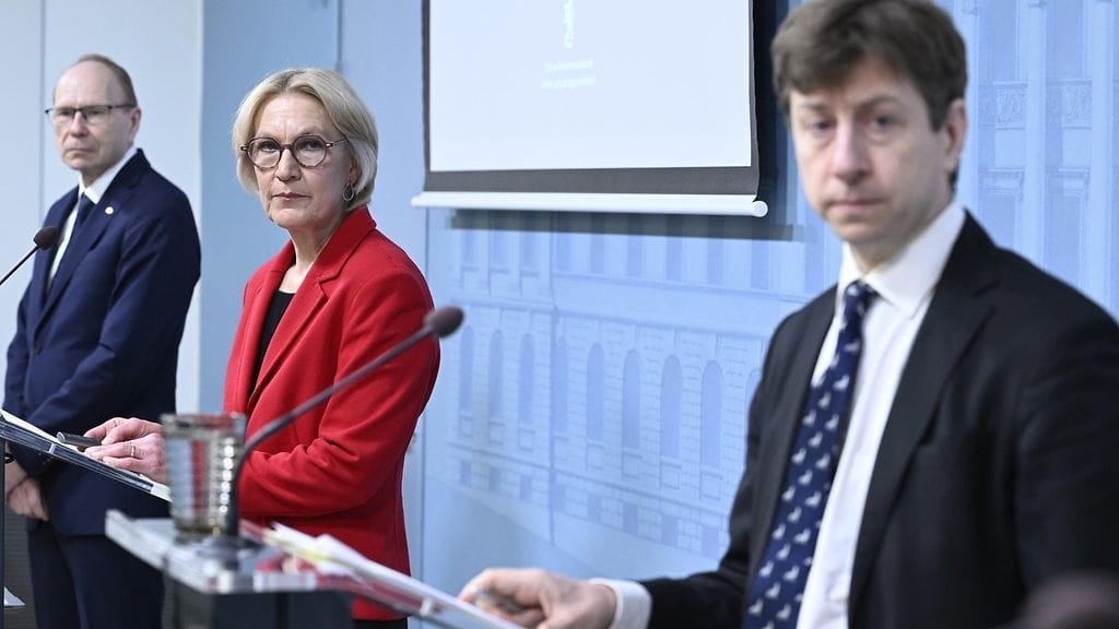 Itä-Suomen elinvoimakeskuksen ylijohtaja Ari Niiranen (vas.), työ- ja elinkeinoministeriön hankepäällikkö Päivi Blinnikka sekä elinkeinoministeri Sakari Puisto kertoivat uusien elinvoimakeskusten käynnistämisen tavoitteista tiedotustilaisuudessa Helsingissä 2. joulukuuta 2025.