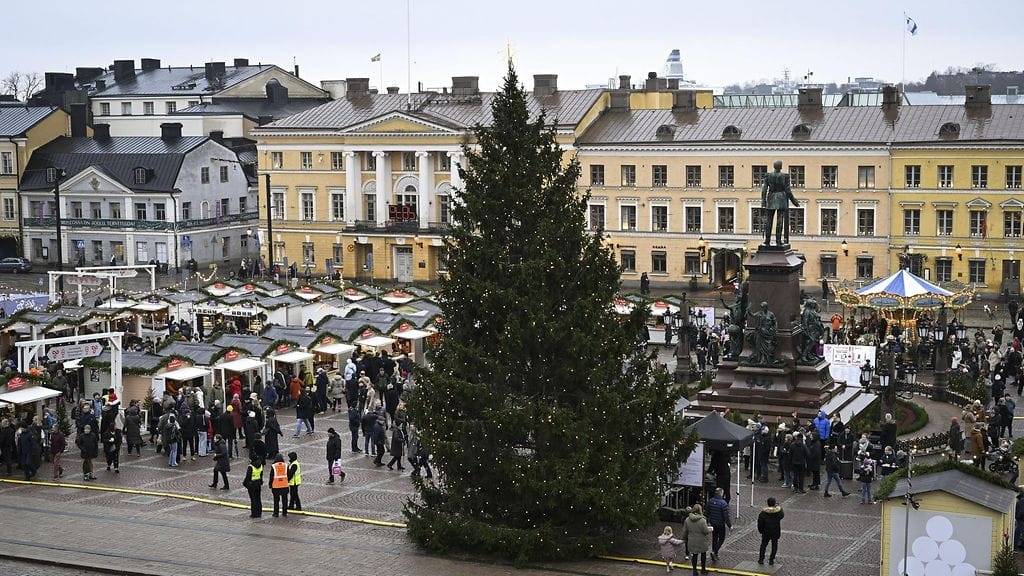 Ihmisiä Tuomaan Markkinoilla Helsingin Senaatintorilla 30. marraskuuta 2025.