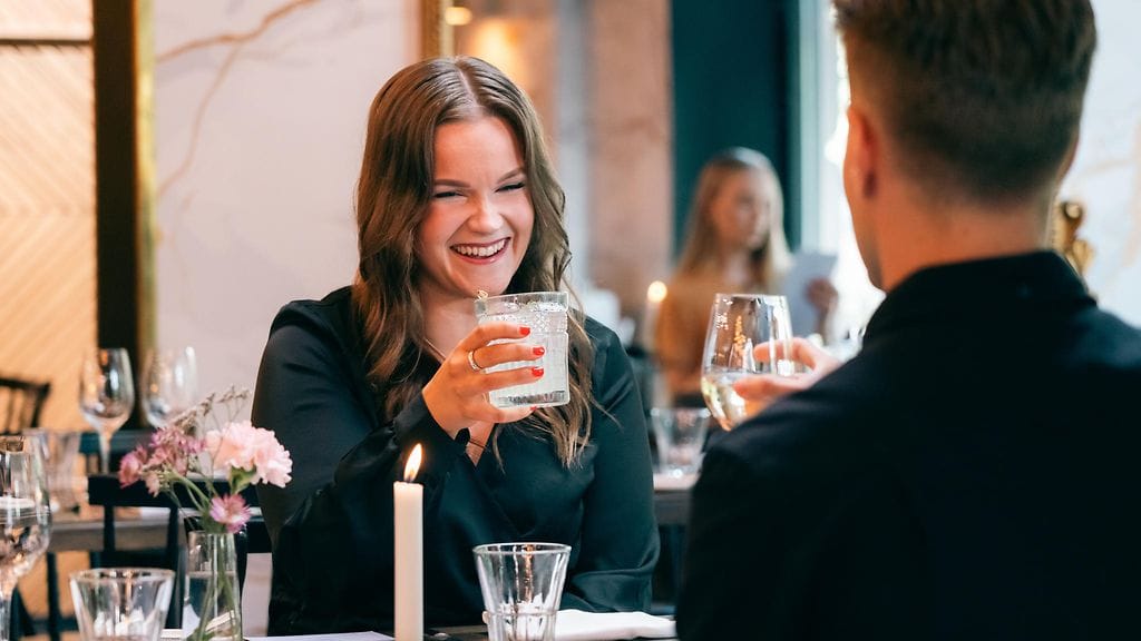 Kolmiodraama-sarjan ohjelman treffeillä on kuuma tunnelma.