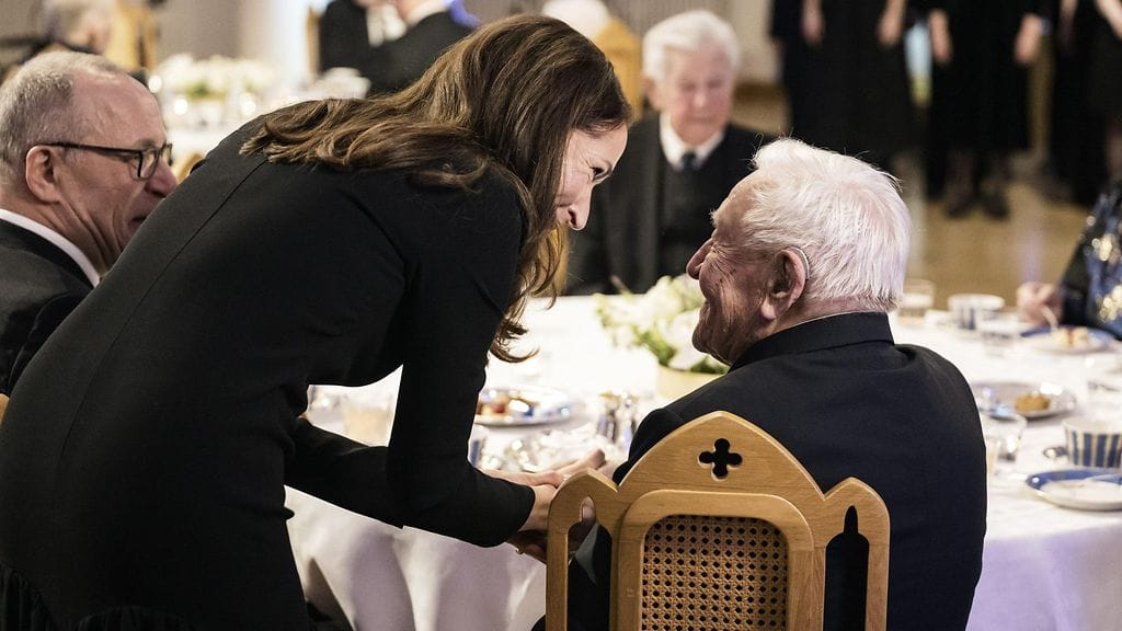 LK 2.12.2025 Rouva Suzanne Innes-Stubb ja veteraani Viljo Pastila keskustelevat presidenttiparin isännöimässä itsenäisyyspäivän juhlassa Presidentinlinnassa Helsingissä 2. joulukuuta 2025.