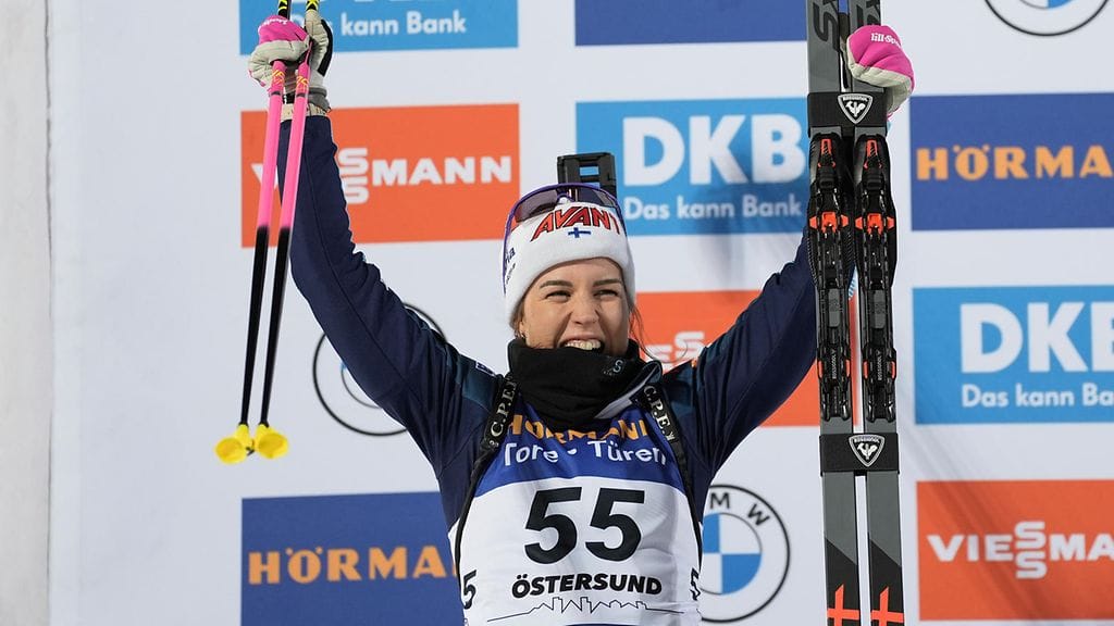 Sonja Leinamo nautti täysillä ensimmäisestä palkintopallisijastaan ampumahiihdon maailmancupissa.