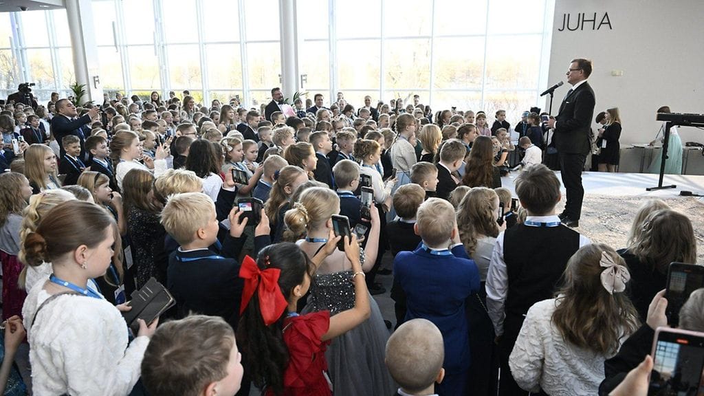 Vieraat kuuntelivat pääministeri Petteri Orpon puhetta valtakunnallisessa lasten itsenäisyyspäivän juhlassa Kansallisoopperassa Helsingissä 4. joulukuuta 2024.