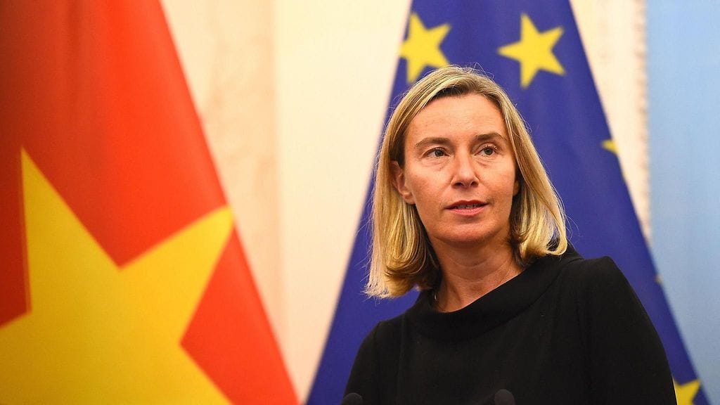 Frederica Mogherini median edessä Saksassa elokuussa 2019.