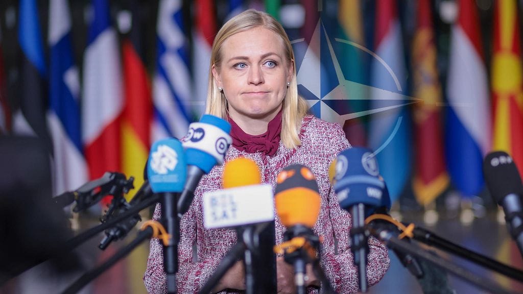 Ulkoministeri Valtonen tiedotustilaisuudessa Brysselissä tänään.