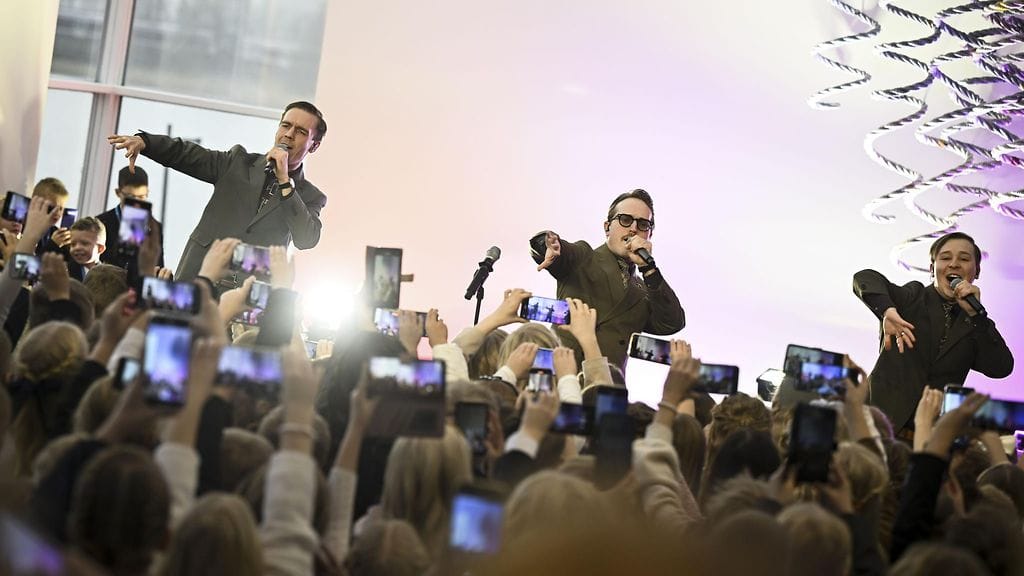 LK 3.12.2025 KAJ esiintyi pääministeri Petteri Orpon isännöimässä Suomen lasten itsenäisyyspäivän juhlassa, joka järjestettiin Kansallisoopperassa Helsingissä 3. joulukuuta 2025.