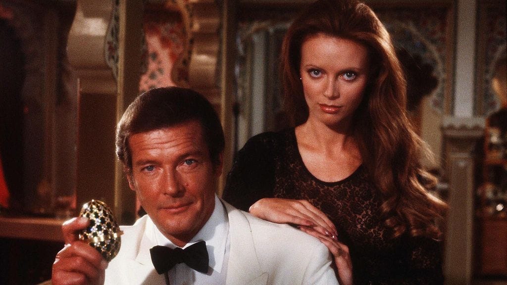 AOP Näyttelijät Roger Moore ja Kristina Wayborn sekä Fabergé-muna.
