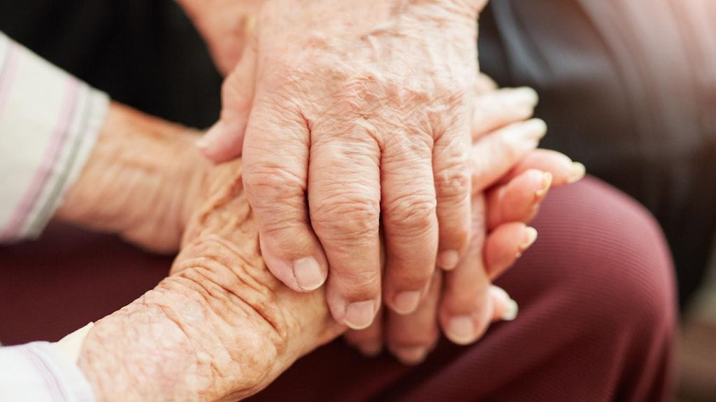 Tutkimuksessa selvisi, että ne ikääntyneet, jotka saivat sosiaalista tukea, elivät keskimäärin kaksi vuotta pidempään kuin ilman tukea jääneet.