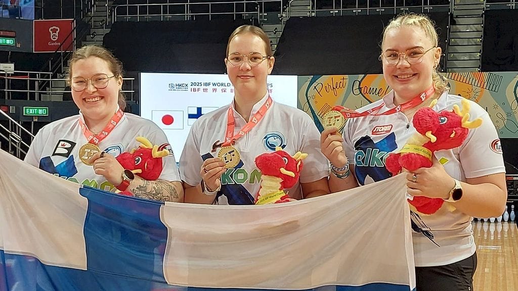 Suomen Ani Juntunen (vas.), Essi Pakarinen ja Peppi Konsteri ovat voittaneet keilailun triokilpailun maailmanmestaruuden Hongkongissa Kiinassa.