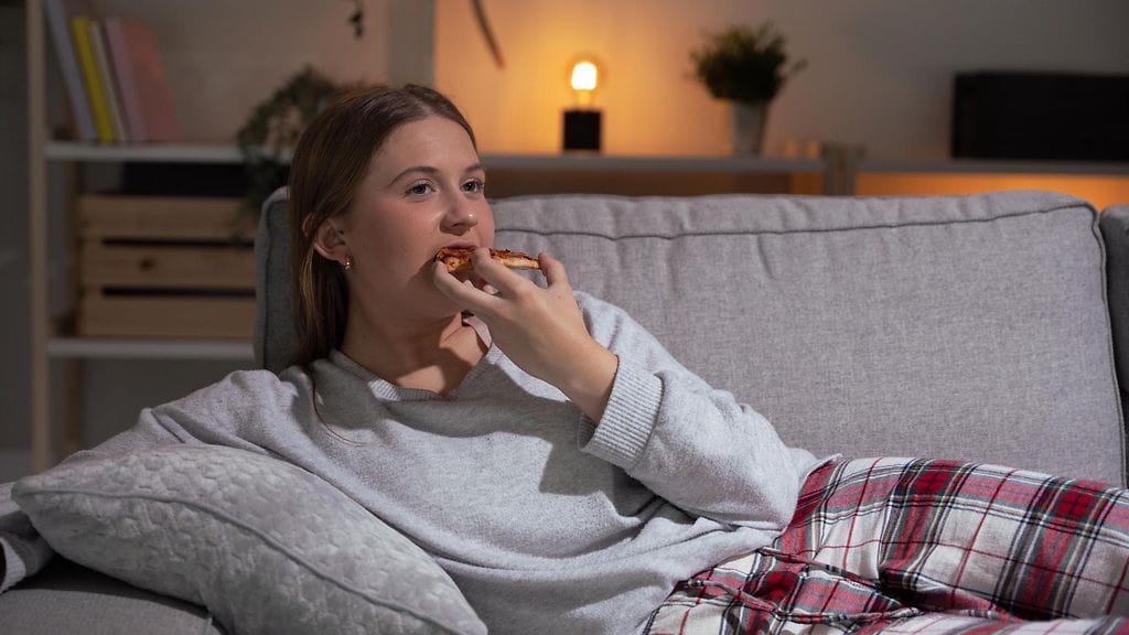 37 prosenttia kyselyyn vastaajista kertoo syövänsä television ääressä.