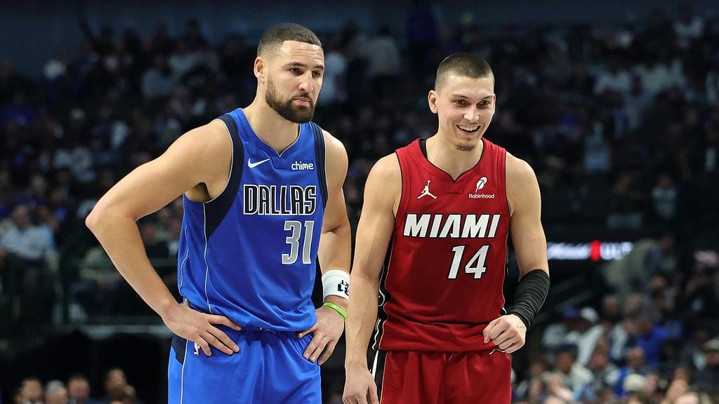 Miami Heatin Tyler Herro (oik.) koki hauskoja hetkiä Dallas Mavericksia vastaan. Vierellä vastustajajoukkueen Klay Thompson.