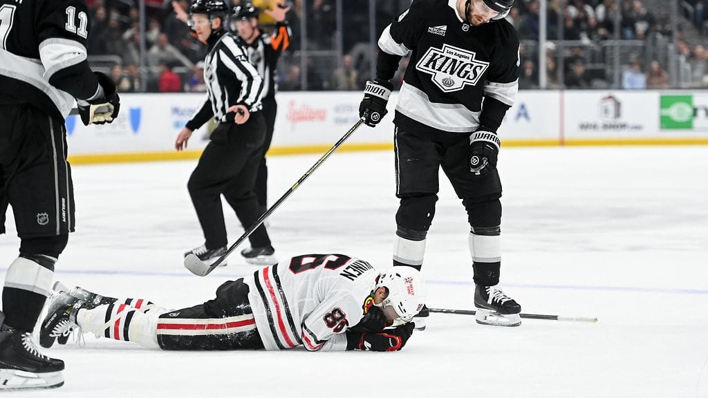 Teuvo Teräväinen sai kiekon kasvoihinsa yön NHL-kierroksella.