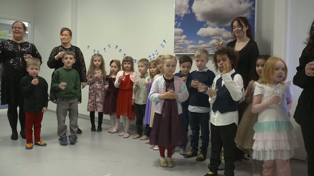 Esikoululaiset juhlissa