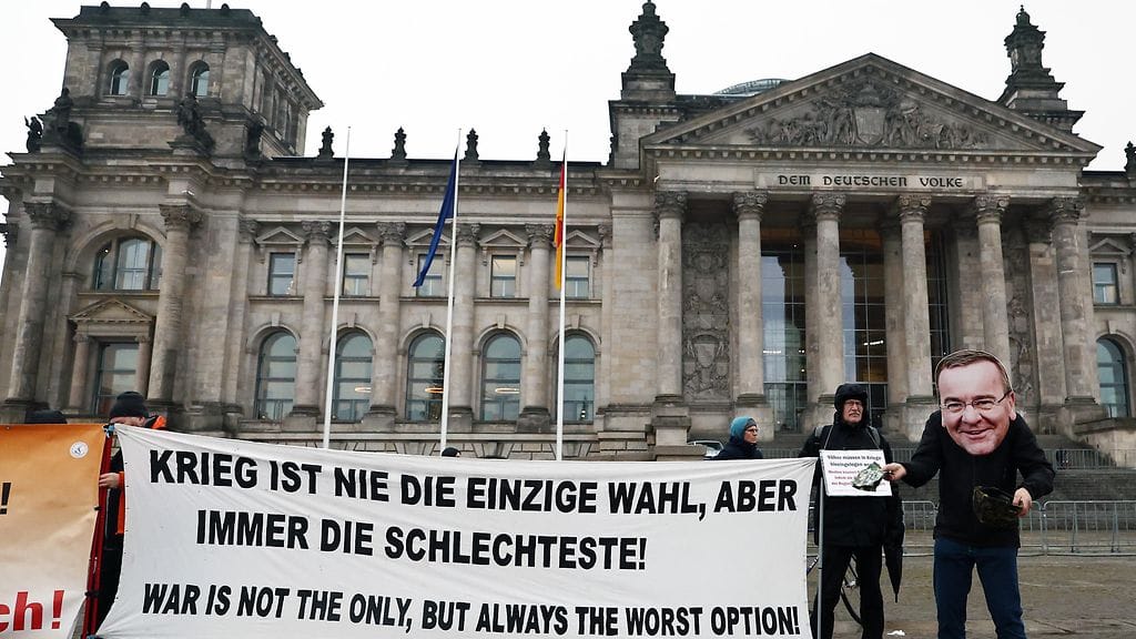 AOP Saksa protesti asepalvelus