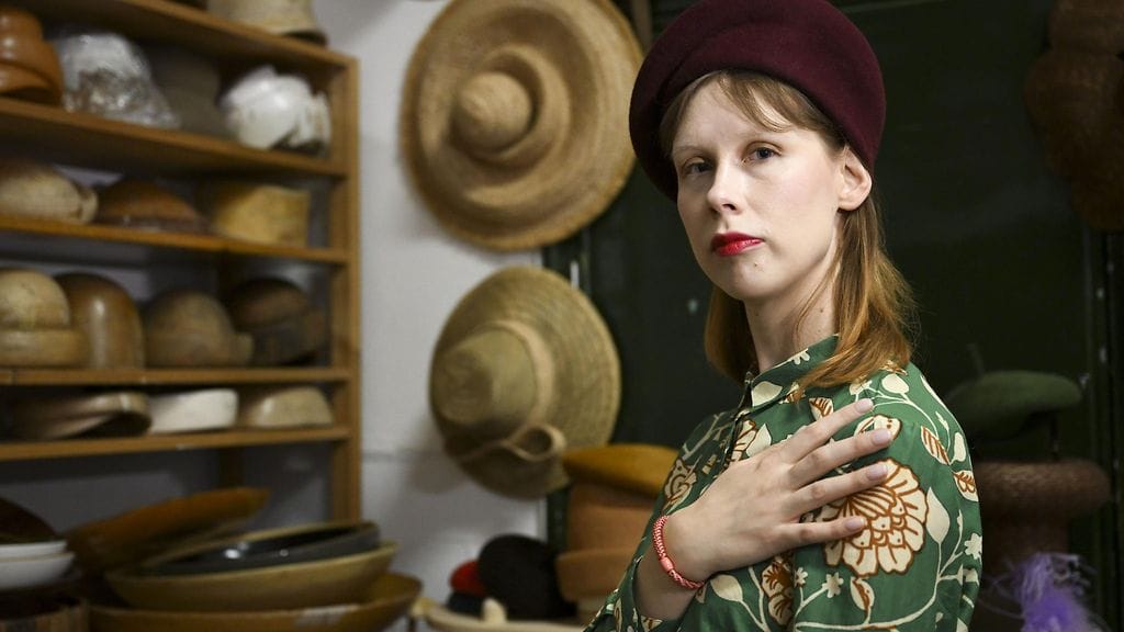 Kirjailija-vammaisaktivisti Riikka Leinosen mekossa näkyy vammaisuus.