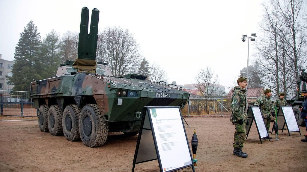 Paraatiin osallistuu joukkoja Maavoimista, Merivoimista, Ilmavoimista, Maanpuolustuskorkeakoulusta ja Rajavartiolaitoksesta sekä veteraani- ja maanpuolustusjärjestöjä.