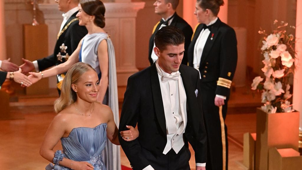 Robin Packalen saapui Linnan juhliin Aura-kihlattunsa kanssa.