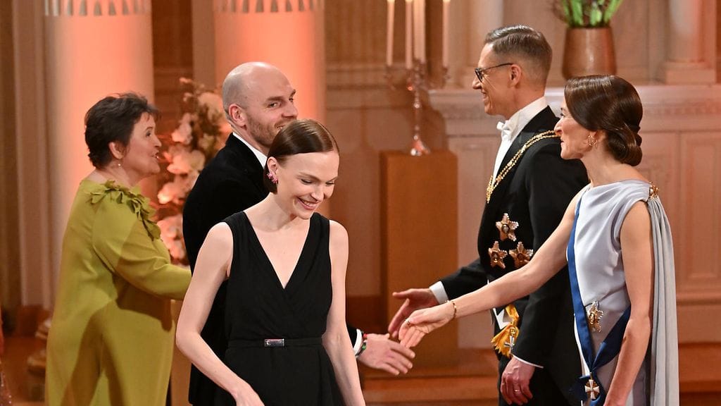 Minja Koskela saapui Linnan juhliin kumppaninsa Timo Furuholmin kanssa.