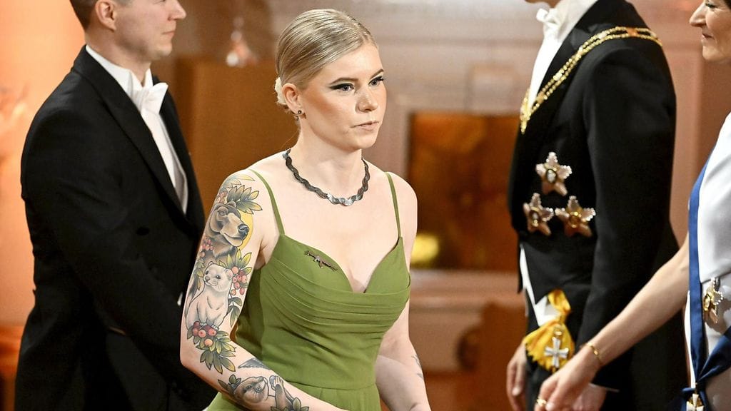 Jenna Simulan korut käänsivät katseita Linnan juhlissa.