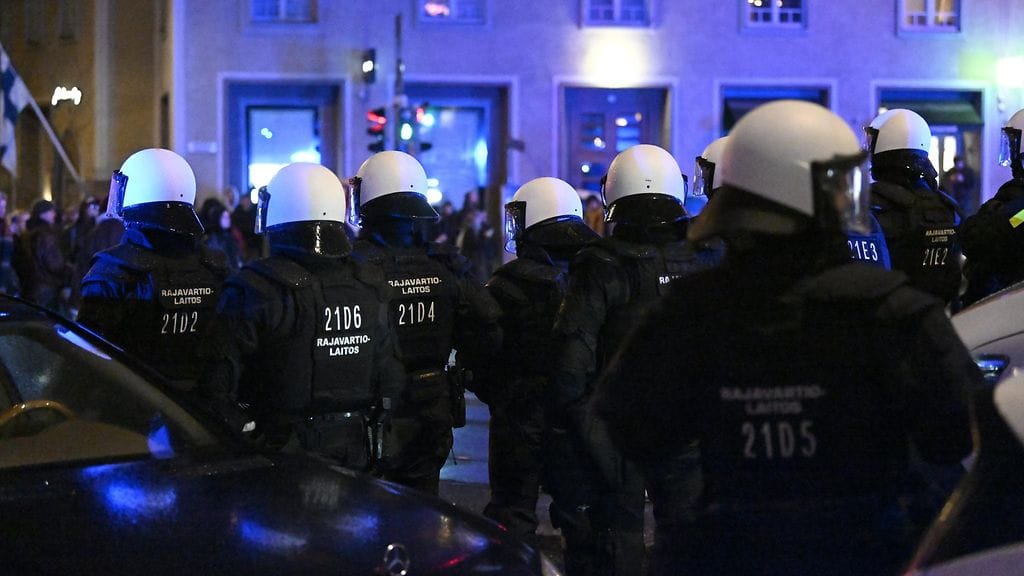 Viranomaiset valvoivat Helsinki ilman natseja -mielenosoitusta Helsingin Töölöntorilla.