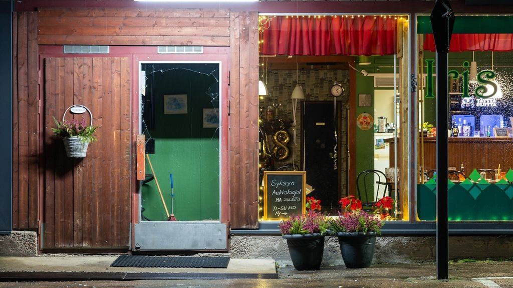 Poliisi tutkii haminalaisessa ravintola Iriksessä tapahtunutta ammuskelua. Ravintolan lasinen ulko-ovi oli rikki.