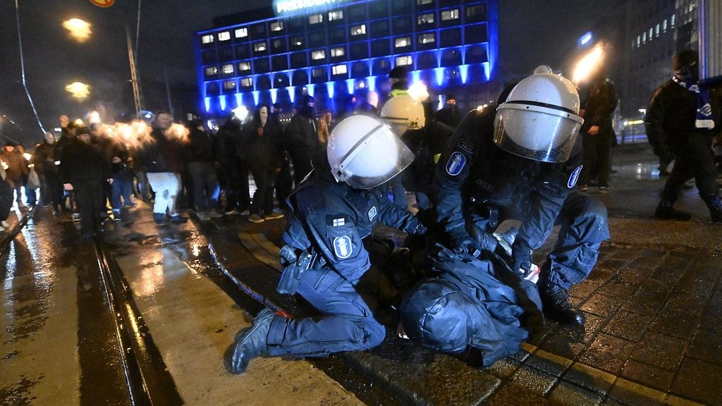 Poliisit ottivat kiinni vastamielenosoittajan, joka huuteli nationalistisen 612-soihtukulkueen osallistujille Arkadiankadun ja Pohjoisen Rautatiekadun kulmassa Helsingissä.