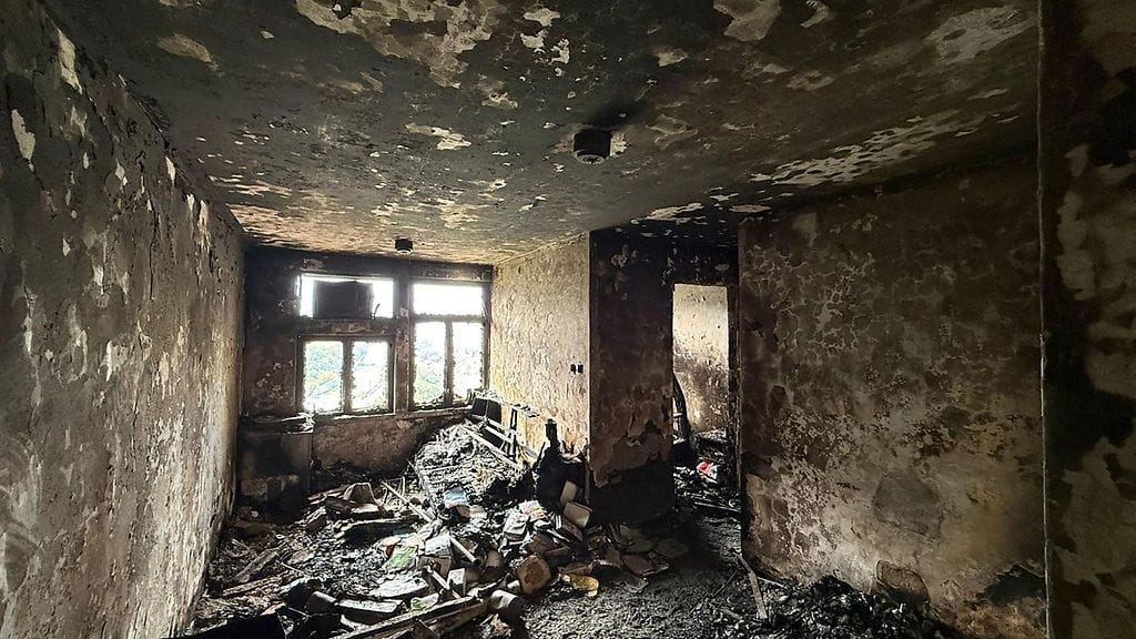 Hongkongin poliisi julkaisi kuvia, miltä tuhoutuneissa kerrostaloasunnoissa näytti tulipalon jälkeen.