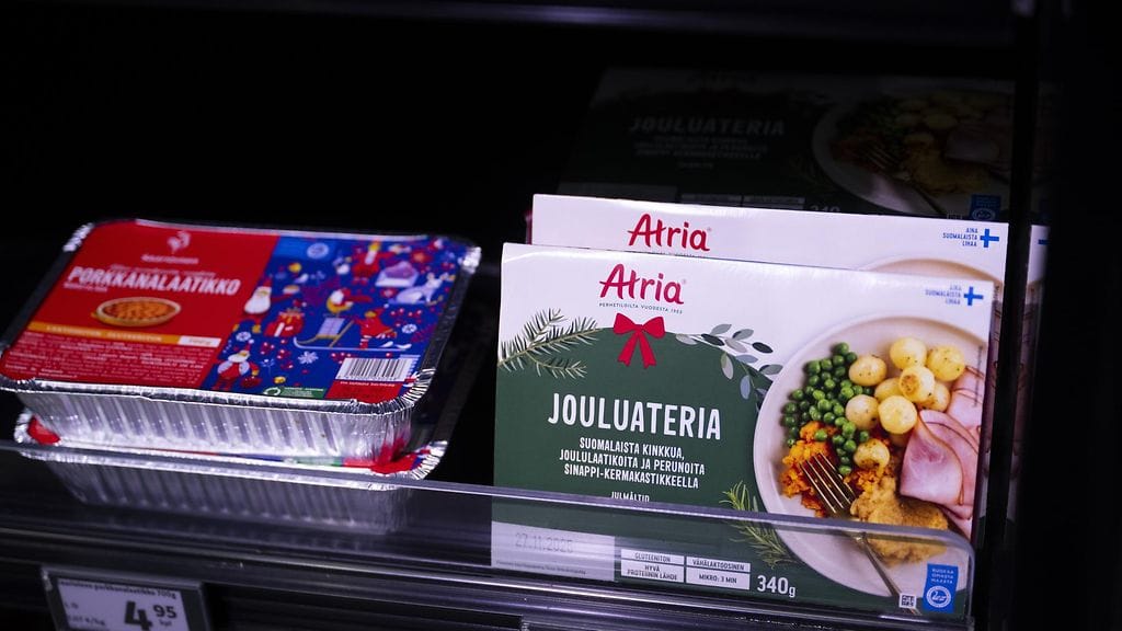Saarioisten porkkanalaatikkoa sekä Atrian jouluateria-valmisruokaa myynnissä Vantaan Tammiston K-Citymarketissa 24. marraskuuta 2025.