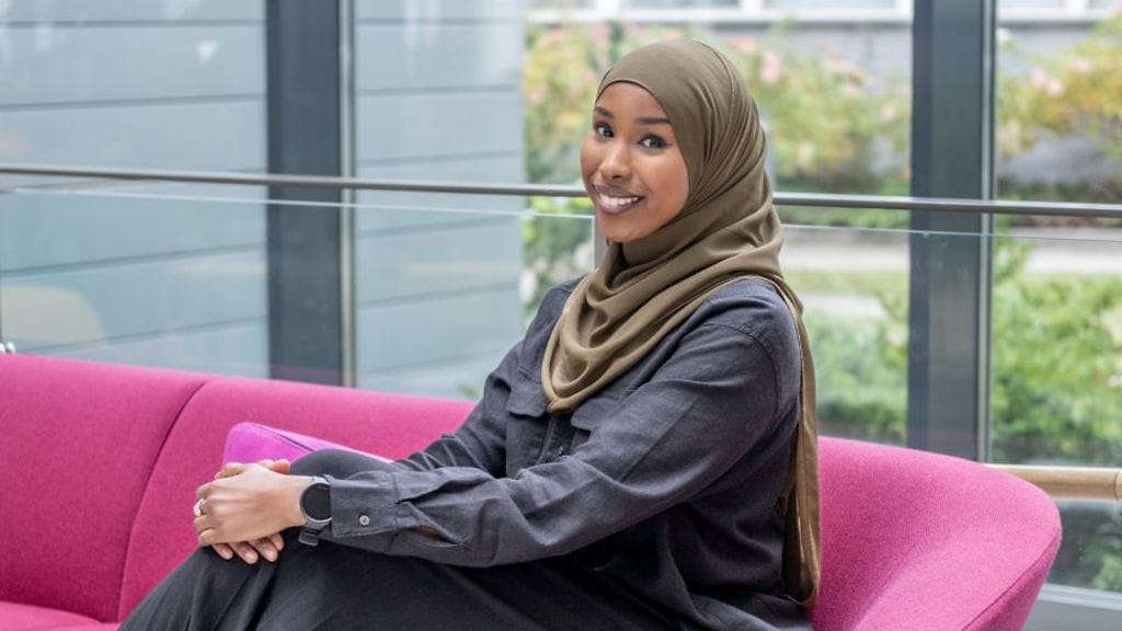 Idil Hussein on ensimmäinen Suomessa syntynyt somalitaustainen nainen, joka on väitellyt tohtoriksi suomalaisessa yliopistossa.