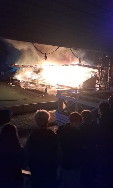 Pelastuslaitoksen mukaan Tehtaan kentän katsomo oli ilmiliekeissä, kun ensimmäinen yksikkö saapui paikalle.