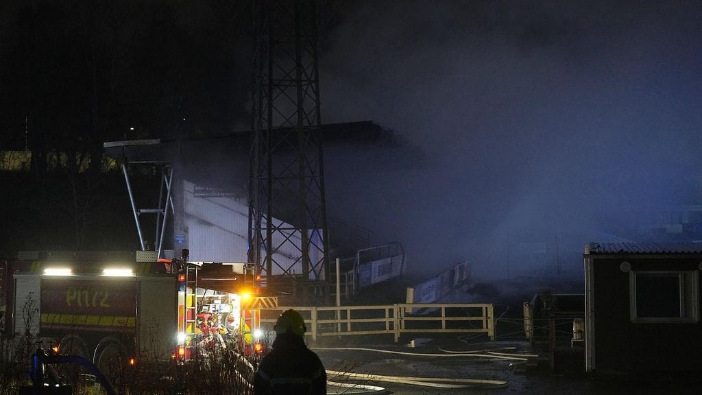 LK 7.12.2025 Pelastuslaitos sammuttaa Tehtaan kentän päätykatsomon paloa Valkeakoskella 7. joulukuuta 2025. Pelastuslaitos sai tehtävän tulipalosta hieman iltakahdeksan jälkeen.