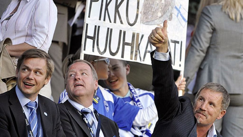 Stuart Baxter peukuttaa Espanja-ottelussa. Kuva: Jussi Nukari/LEHTIKUVA.