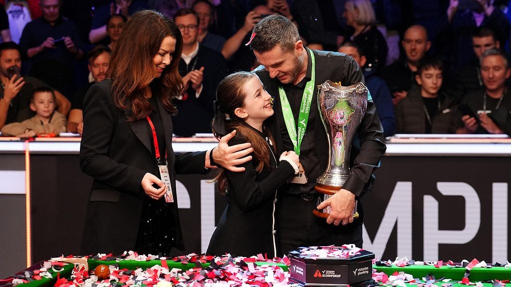 Mark Selby sai juhlaseuraa vaimostaan Vikkistä ja tyttärestään Sofiasta.