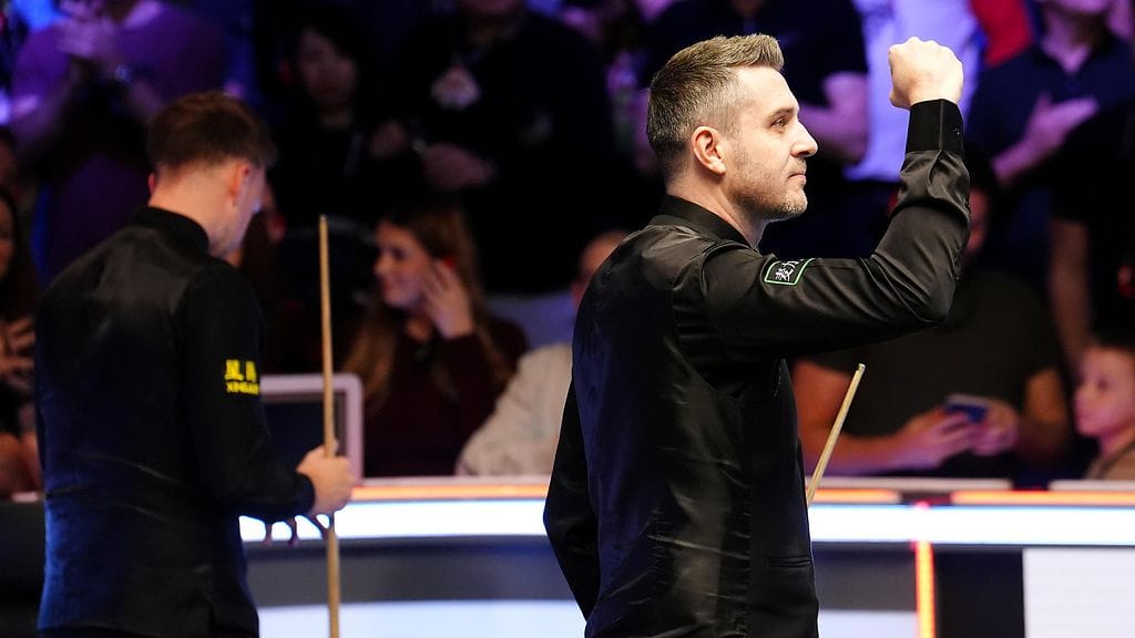 Mark Selby (oik.) valloitti UK-mestaruuden vaiherikkaassa finaalissa Judd Trumpia (vas.) vastaan.