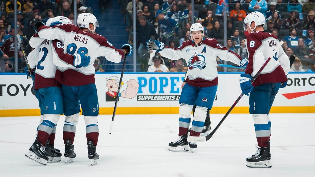 Tuttu näky tältä kaudelta: Artturi Lehkonen (vas.) Martin Necas, Nathan MacKinnon ja Cale Makar juhlimassa maalia.